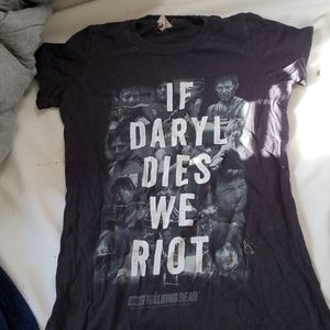 "If Daryl dies we riot." Graphic tee